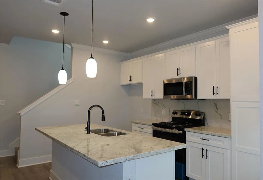 4 bed, 4.5 bath, 1844 sqft, $2,570 — Photo 2