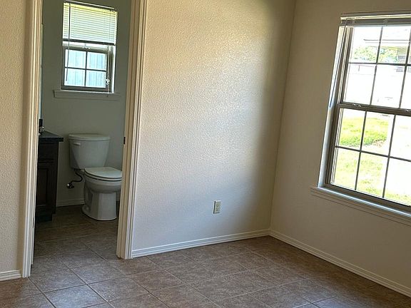 5th image of 211 Ashley Dr