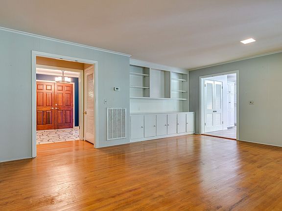 5th image of 6694 Clearbrook Dr