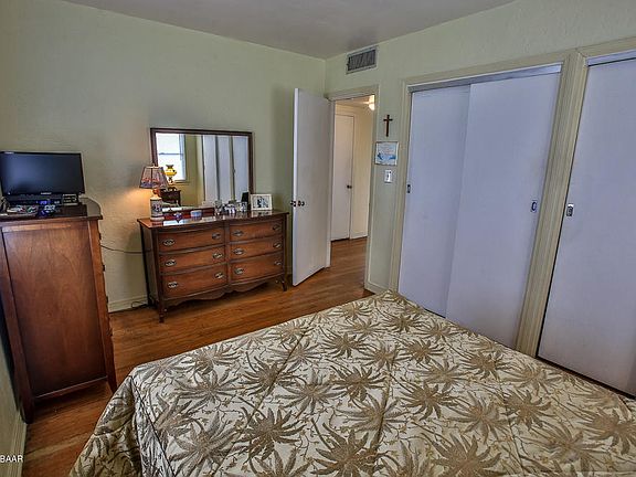 5th image of 215 Benjamin Dr