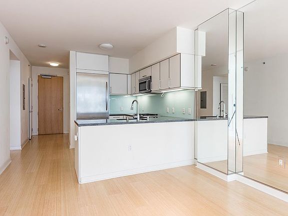 5th image of 318 Spear St Unit 3C