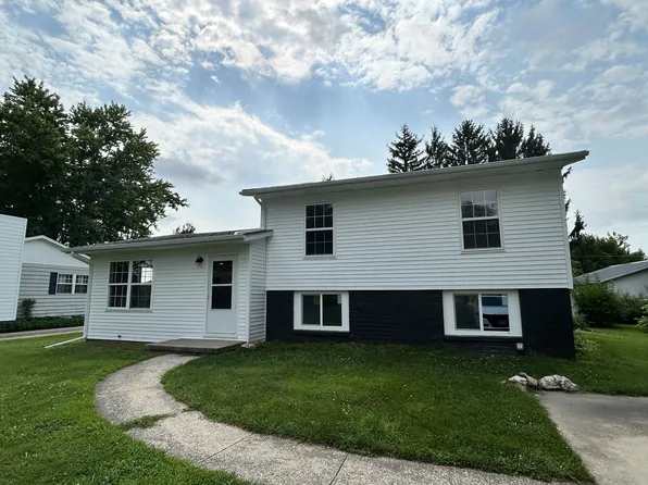 803 S Market St, Mahomet, IL 61853