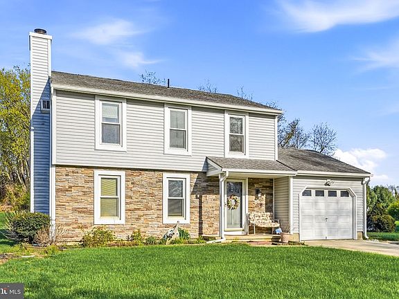 2nd image of 10 Carlyle Dr