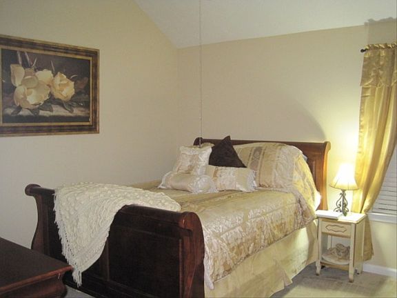 http://www.propertyboss.net/CustomerImages/EXCALIBR_92531/media/Properties/2790%20Austin%20Ridge%20Dr%20(23DE)/zsmall_GuestRoom.jpg