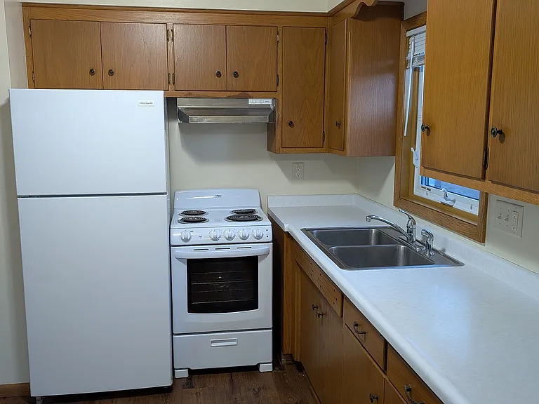 Kitchen.
Colors/finishes may vary slightly.