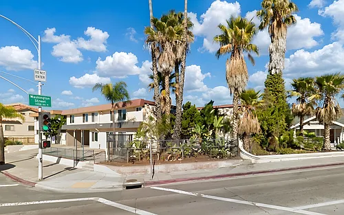 Sapphire Apartments Photo 1