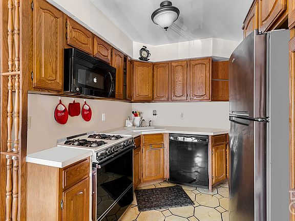 4th image of 3049 74th St