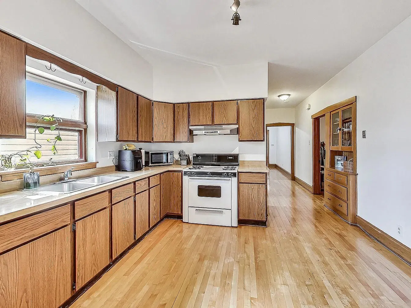 3 bed, 1850 sqft, $2,500 — Photo 4