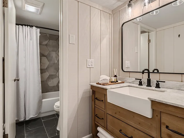 2nd floor bathroom