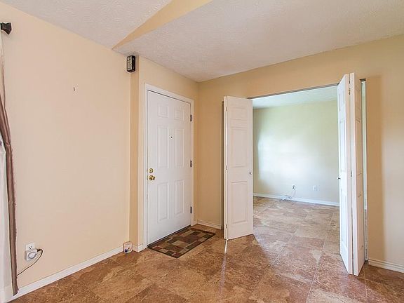 3rd image of 582 SE Fallon Dr