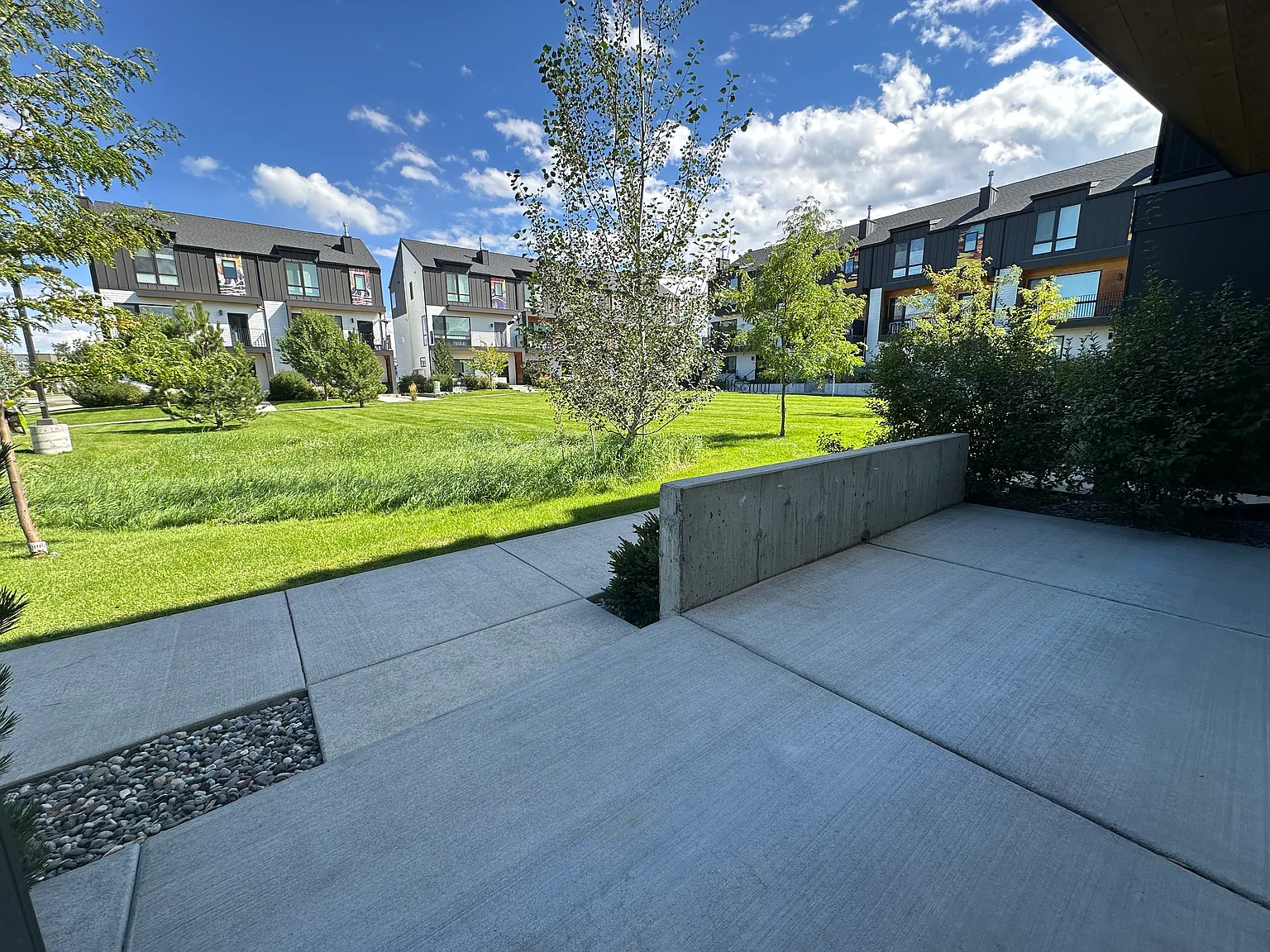 3 bed, 1941 sqft, $3,100 — Photo 2