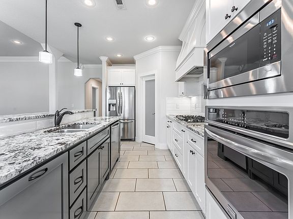 5th image of 1100 Huntleigh Dr