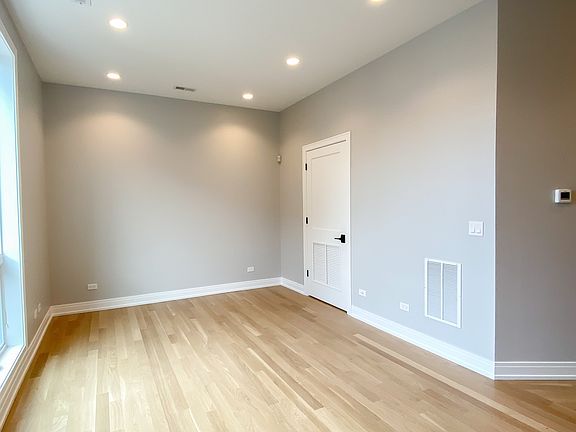 2nd image of 1050 1/2 W Cornelia Ave #202