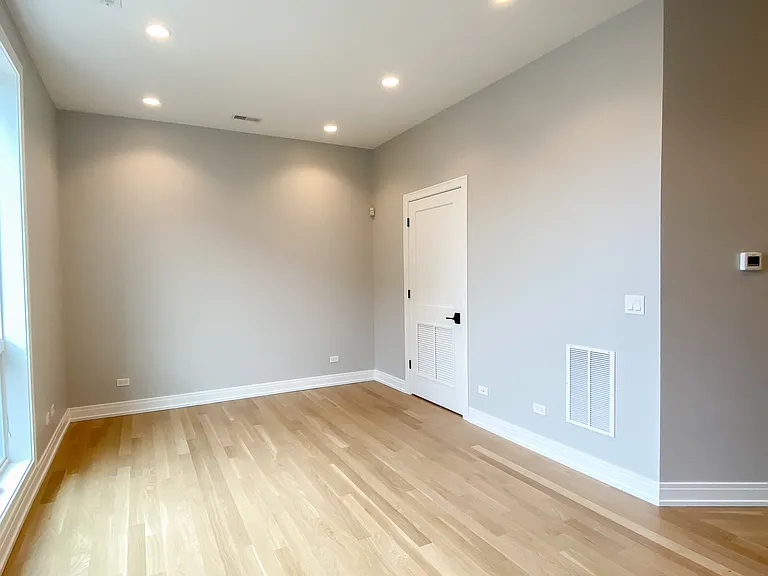 1050 1/2 W Cornelia Ave #202 — Photo 2