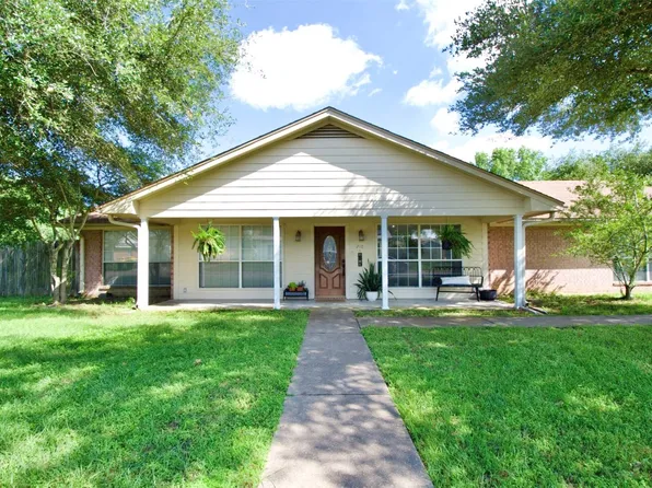 210 Whirlaway St, Groesbeck, TX 76642