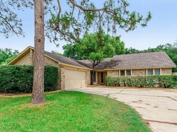 2715 Colony Dr, Sugar Land, TX 77479
