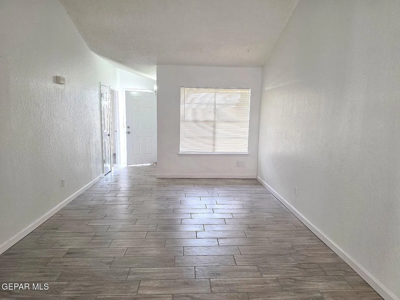 3 bed, 1.5 bath, 1035 sqft, $1,300 — Photo 3
