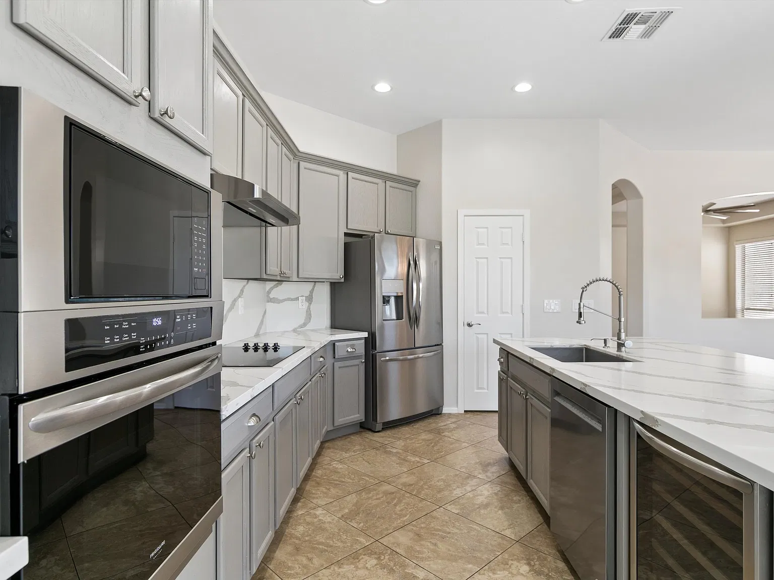 3 bed, 2558 sqft, $3,499 — Photo 4