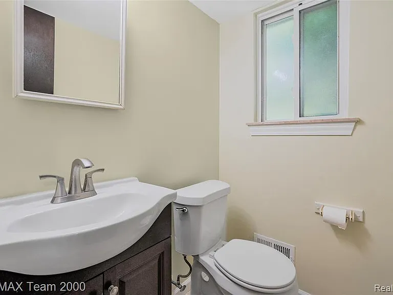 2053 Brookfield St — Photo 16