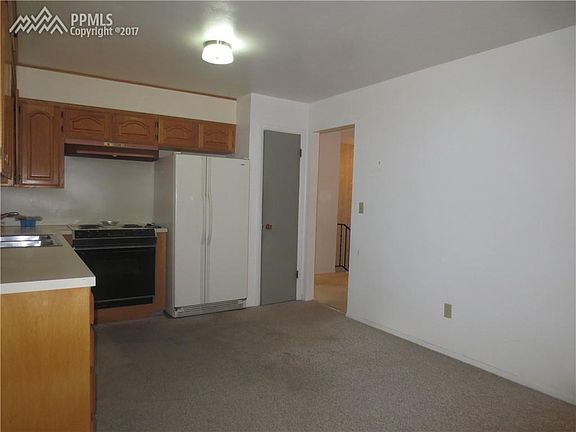 Large, eat-in kitchen!