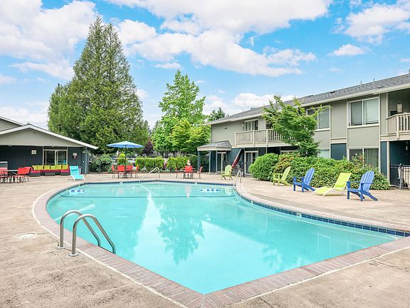 Pool l Centennial Apartments l Springfield, OR