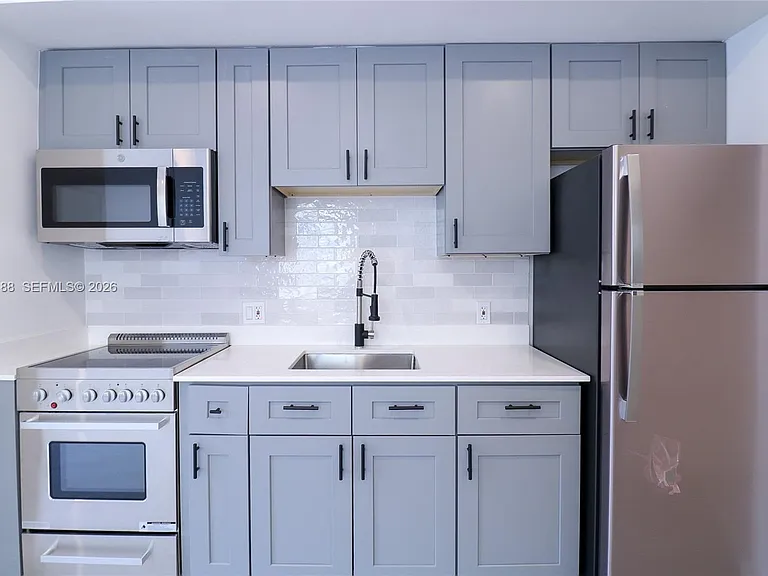 221 SW 11th Ave #2 — Photo 3