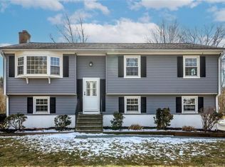 19 Hillendale Dr, New Milford, CT 06776