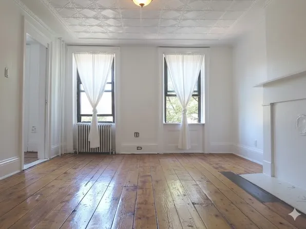 125 Ryerson Street image 1 of 13