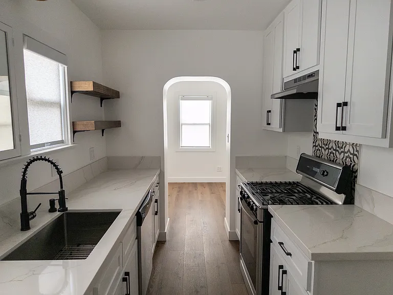 Kitchen w/ Breakfast Nook