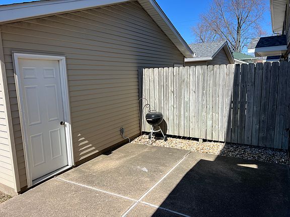 4th image of 2722 S Skyway Rd