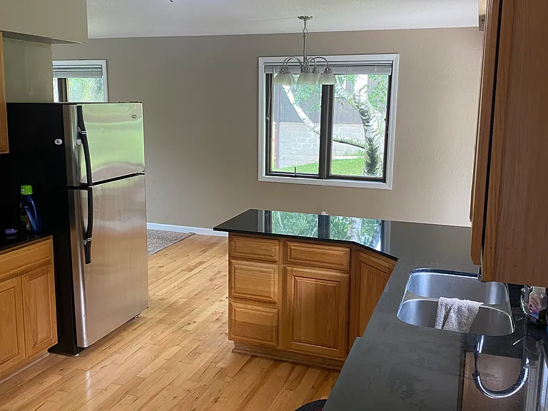 180 Campbell St S — Photo 10