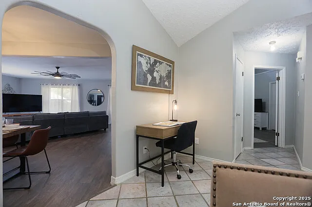 4 bed, 2.0 bath, 2000 sqft, $3,000 — Photo 4
