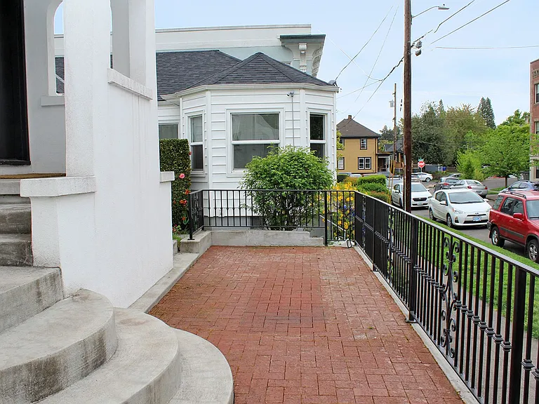 Gorgeous Remodeled Belmont 1 Bedroom with Garage! — Photo 21