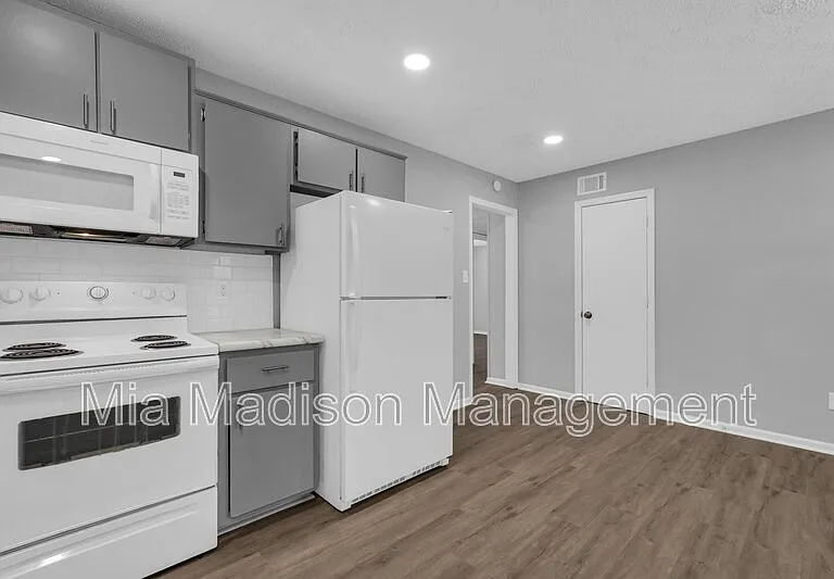 111 E Mell St #7 — Photo 6