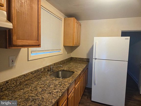 4th image of 421 E 9th St