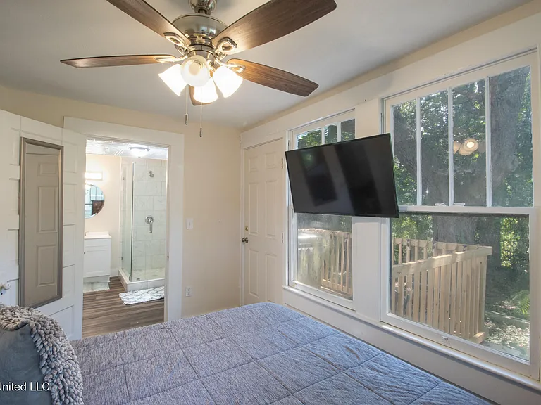258 Querens Ave — Photo 9