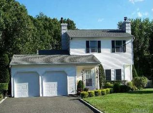 36 Niewood Dr, Ridge, NY 11961