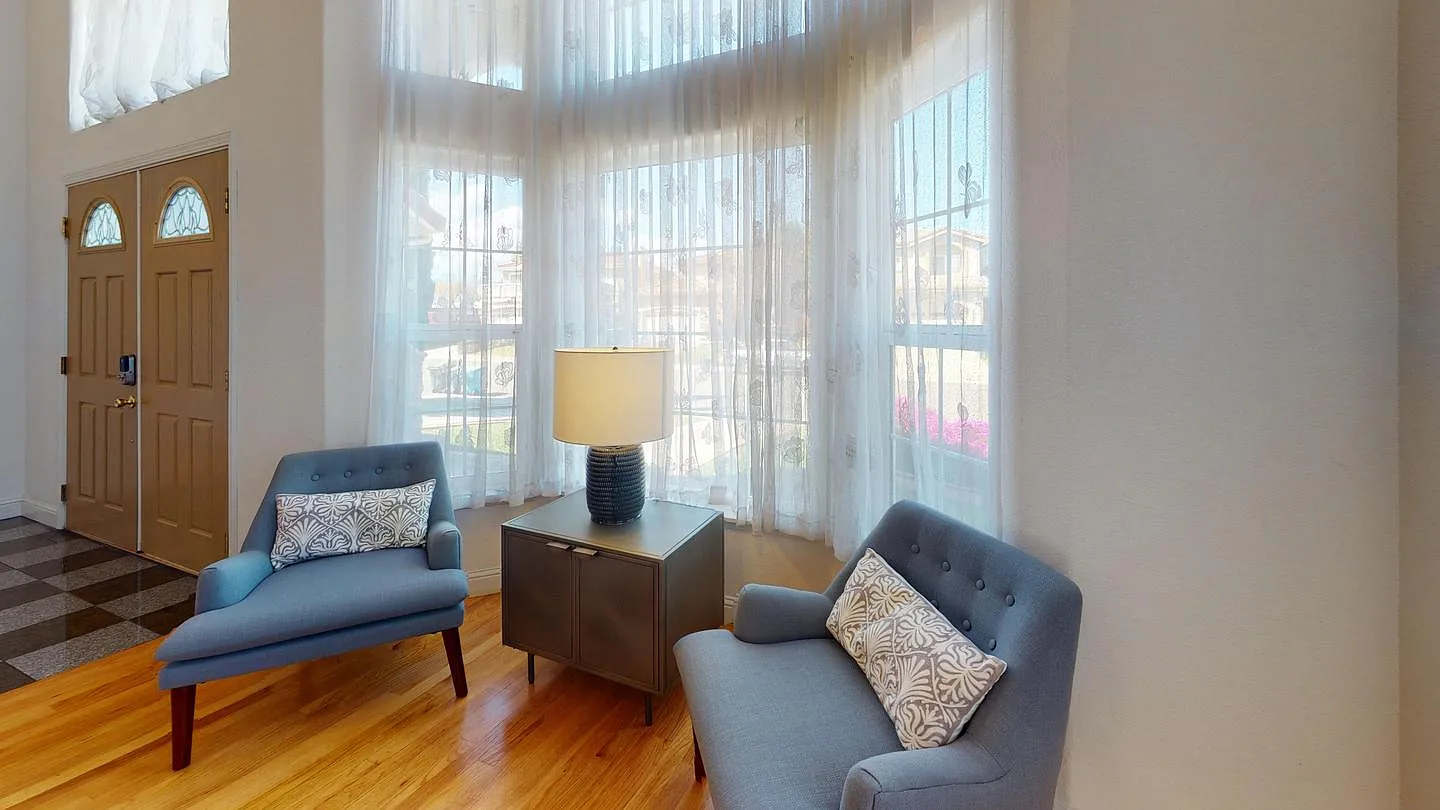 Private Bedroom in Fantastic Cupertino Home with Fenced Backyard — Photo 3