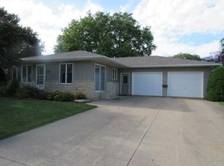 417 E 2nd St, Monticello, IA 52310