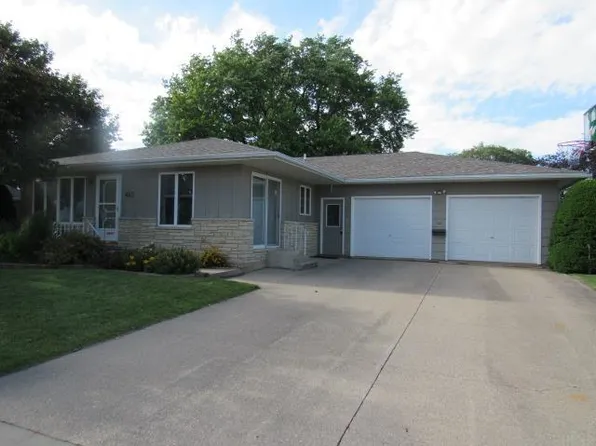 417 E 2nd St, Monticello, IA 52310