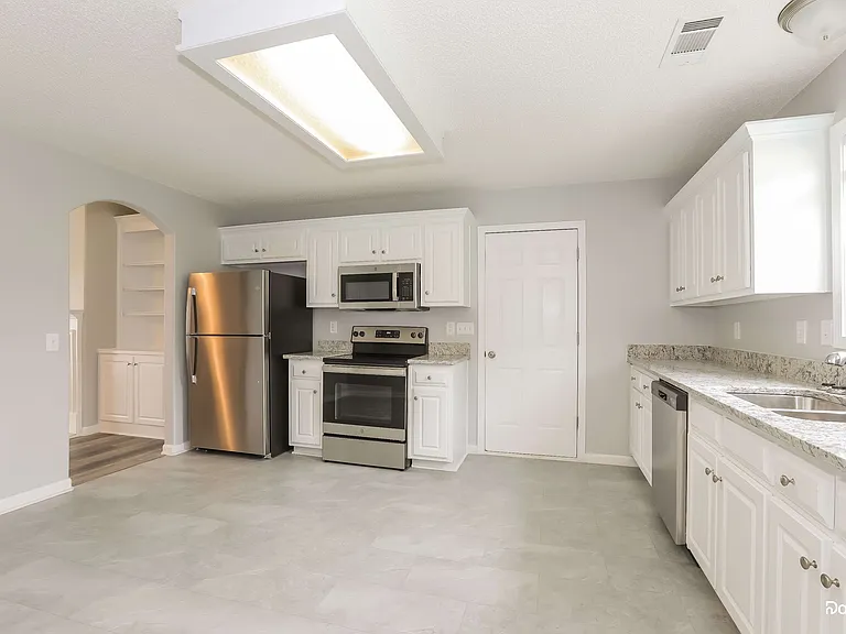 1303 Princess Dr — Photo 2