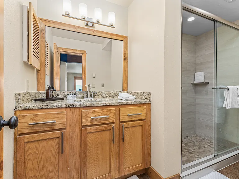 Main Level Shared Bathroom #3