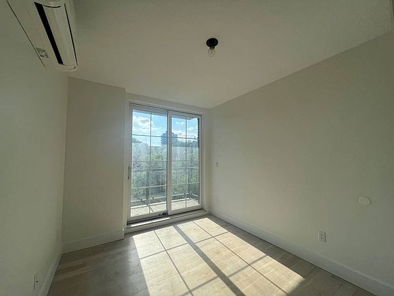 4th image of 933 Rogers Ave APT 2D