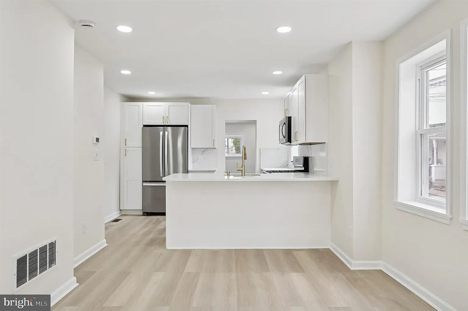 3 bed, 1100 sqft, $3,000 — Photo 3
