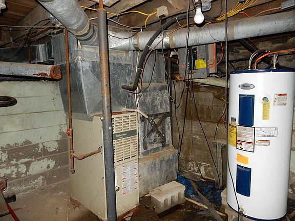 3rd image of 8247 N Market St