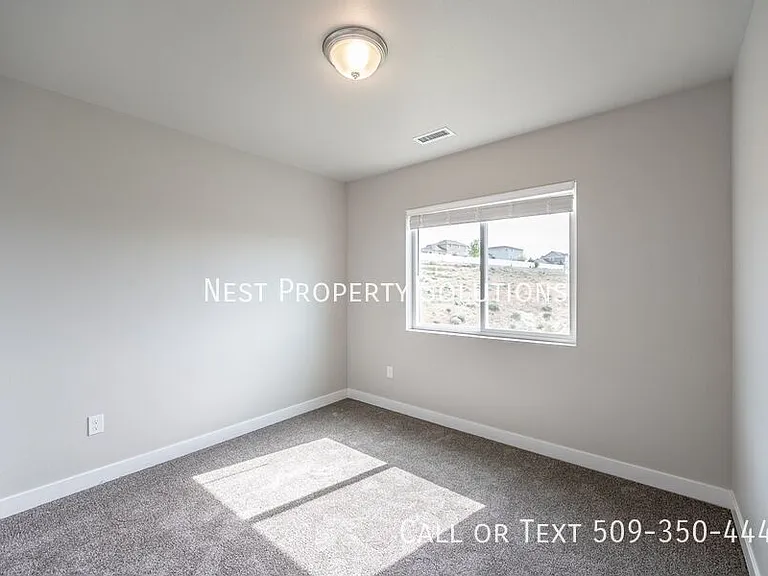 651 Hargraves Ave NE #B — Photo 38