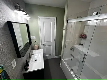 Full Bathroom with tub