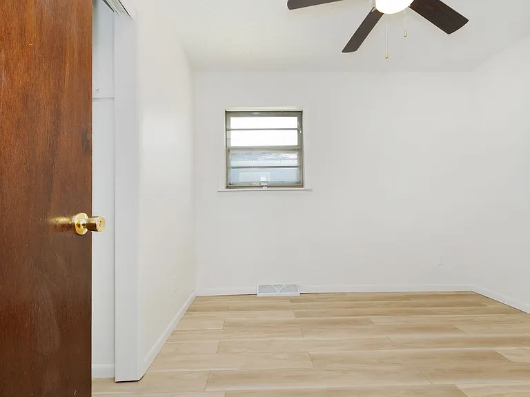 730 W 12th St — Photo 14