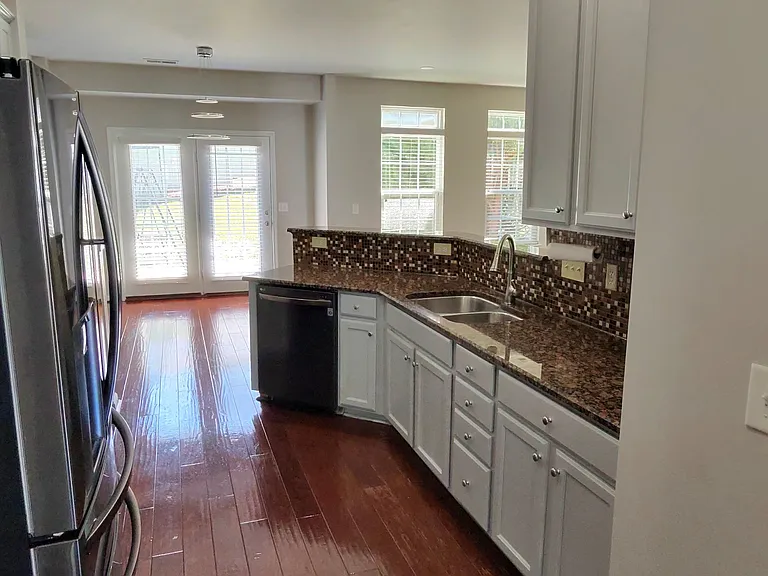635 School House Ln — Photo 4