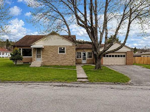 621 7th St, Iron Mountain, MI 49801